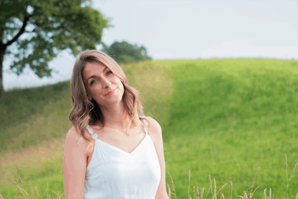 Jacqueline Jäckle - Psychologische Beraterin und Human Design Coach in Wilen bei Wollerau, Schwyz - Jacqueline auf einer grünen Wiese im weissen Kleid.