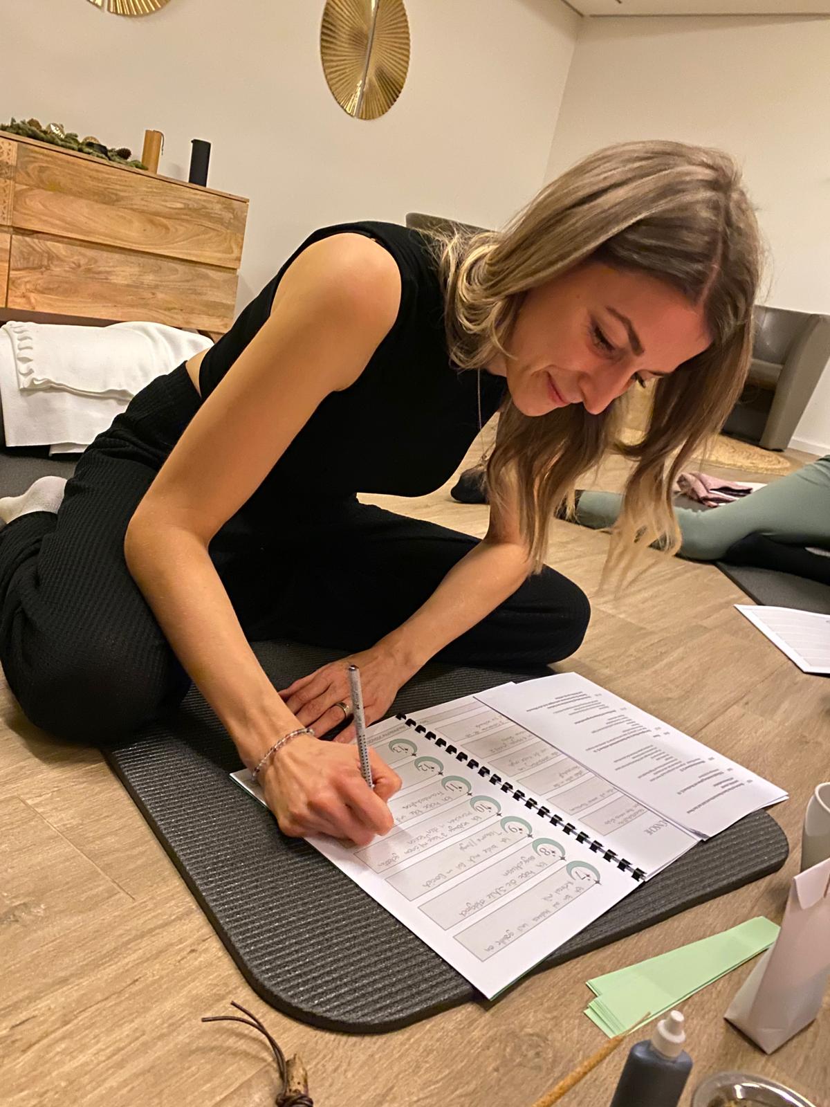 Jacqueline Jäckle bei einer Selbstreflektions-Übung während ihrer Ausbildung.