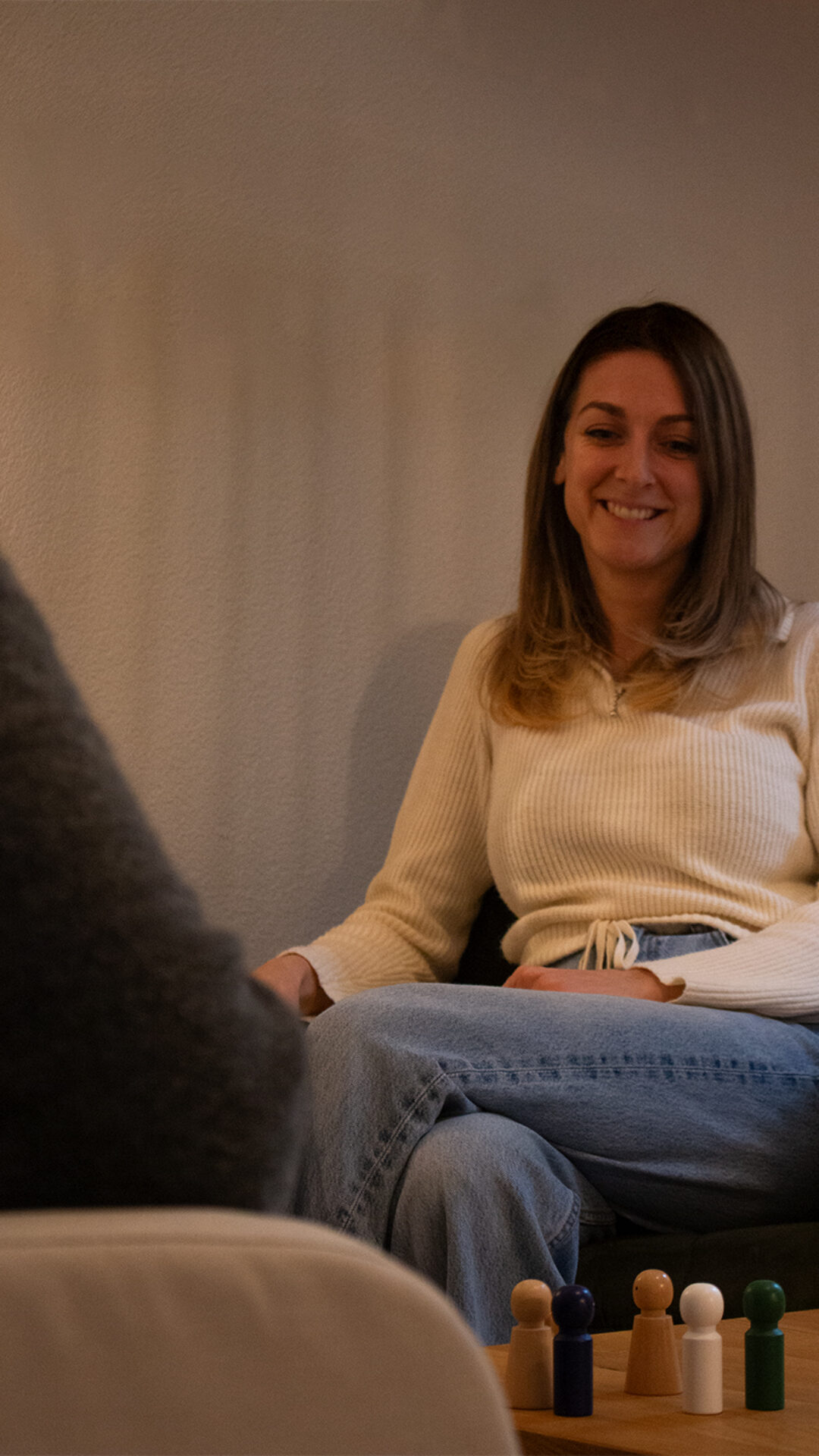 Jacqueline Jäckle während einer spychologischen Beratung in Wilen bei Wollerau (Freienbach), Schwyz - Aufstellung hochformat